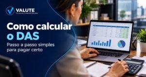 Notebook com planilha de cálculo e calculadora, ilustrando como calcular o DAS do Simples Nacional