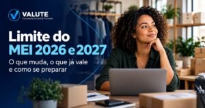 Empreendedora brasileira diante de notebook em escritório moderno, ilustrando o limite do MEI em 2026 e 2027, com identidade visual azul-marinho da Valute